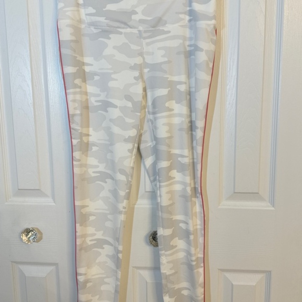 Belle by Kim Gravel Camo Leggings Sz Medium Pink Accent ABB